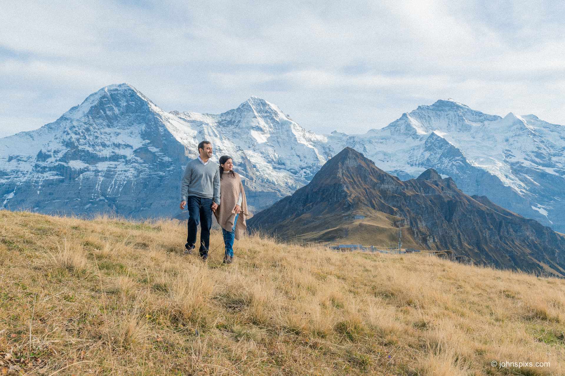 Couple photo shoot on Männlichen mountain above Wengen 