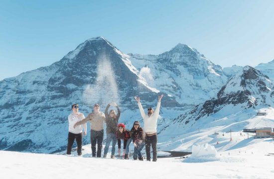 Family photo shoot in the snow on Männlichen mountain near Interlaken, Switzerland