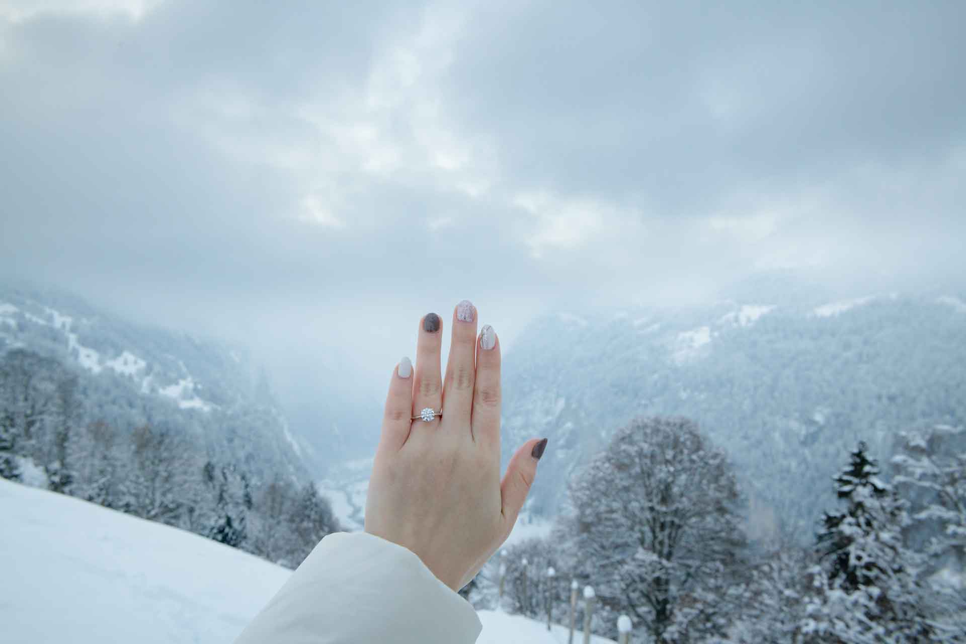 Photographer Lauterbrunnen Surprise Engagement In The Snow