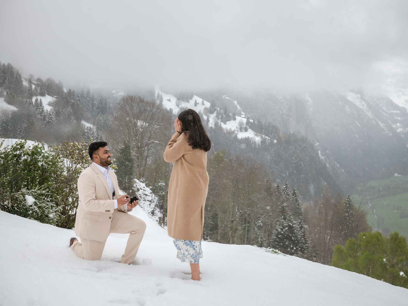 Surprise marriage proposal in the snow