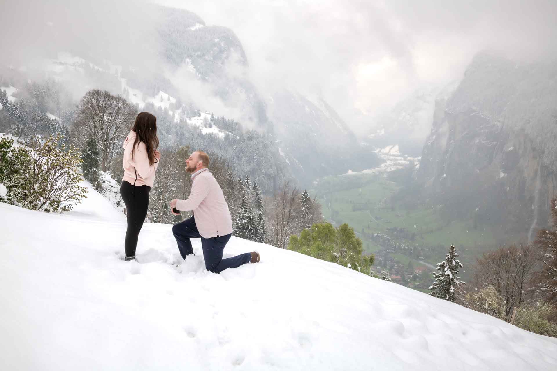 Marriage proposal in the snow