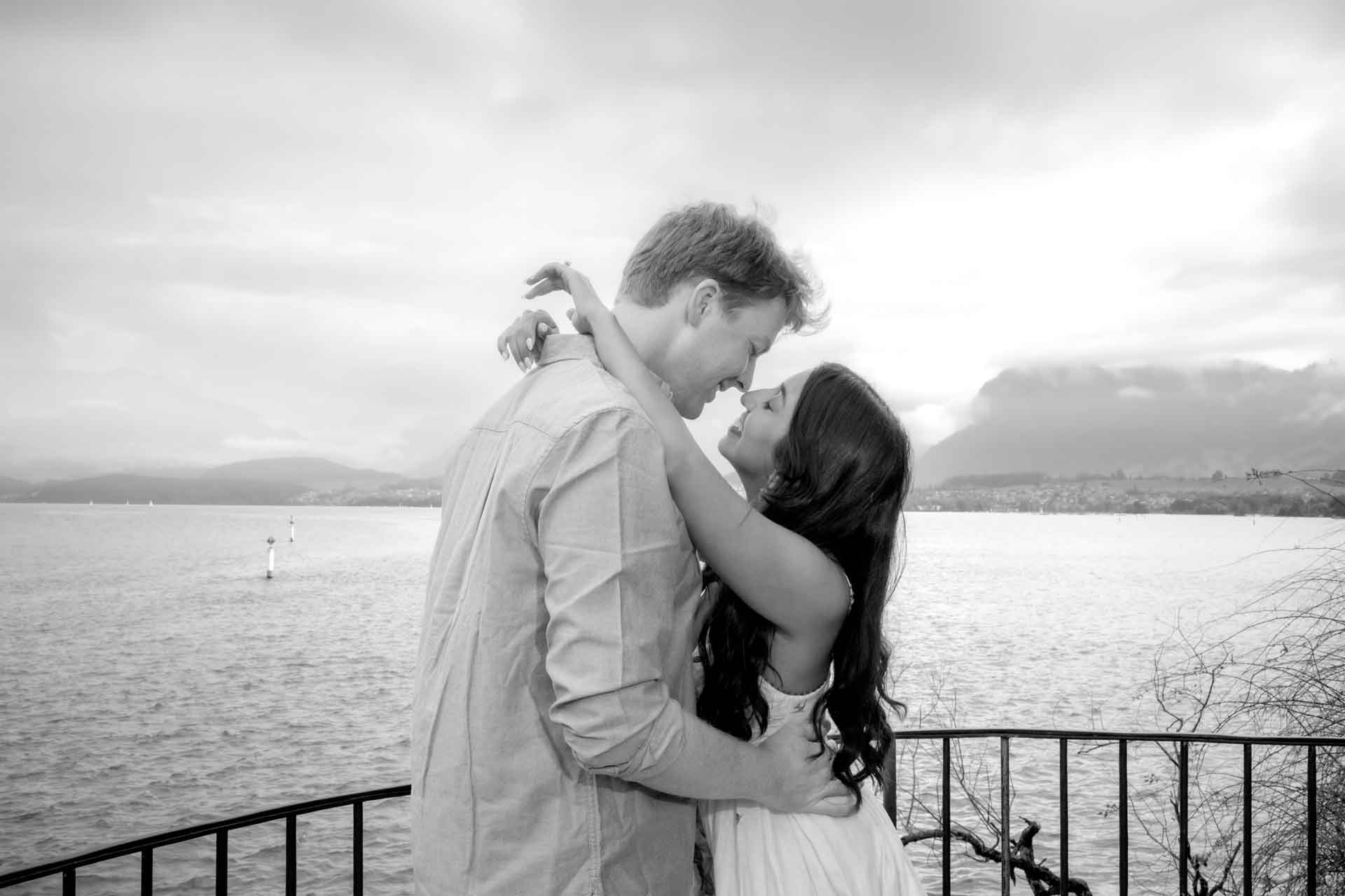 A surprise engagement in Schloss Schadau Park